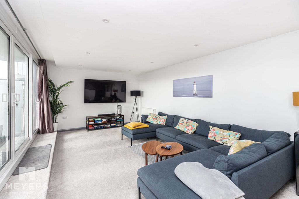 Property photo 2 of 27