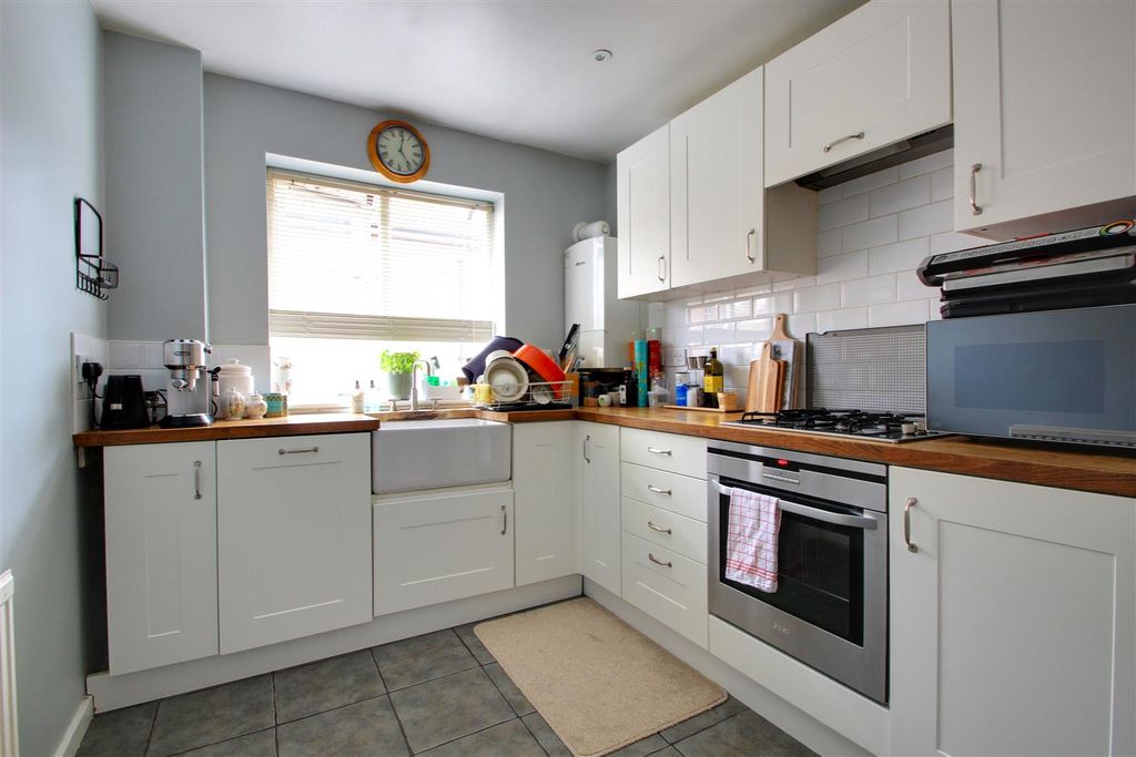 Property photo 2 of 17 Kitchen