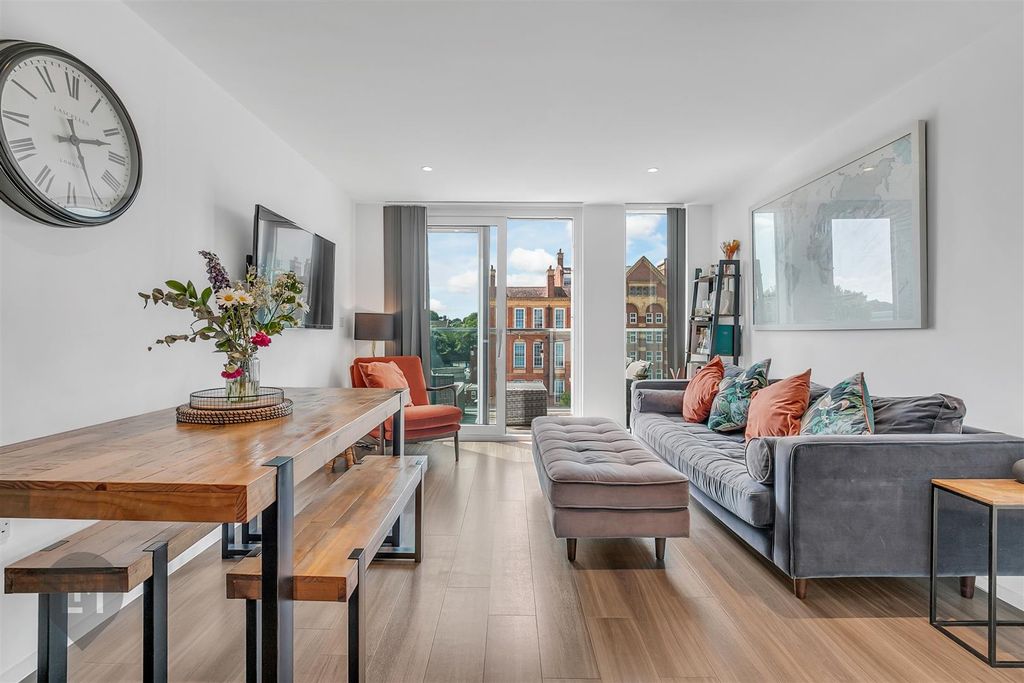 Property photo 1 of 7 Living/Dining