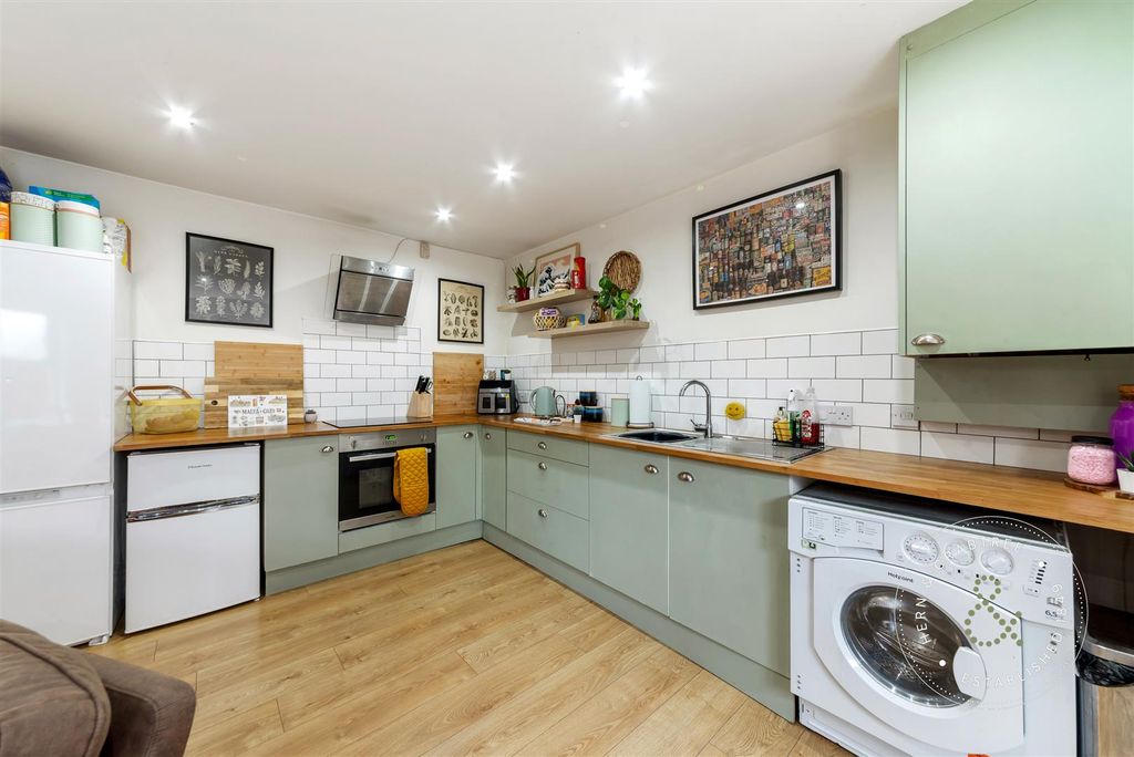 Property photo 3 of 9 Newport Rd, (14).Jpg