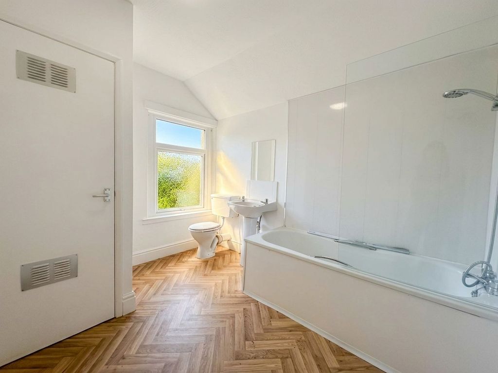 Property photo 3 of 14 Bathroom