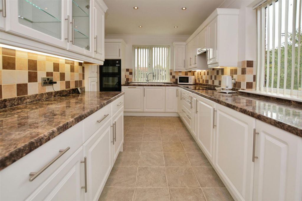 Property photo 2 of 28 Kitchen