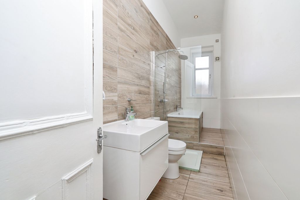 Property photo 3 of 17 Bathroom