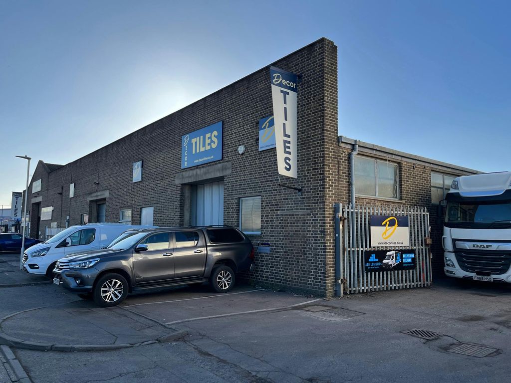 Property photo 2 of 7 Unit 1, 14 Greycaine Road, Watford (5).Jpg
