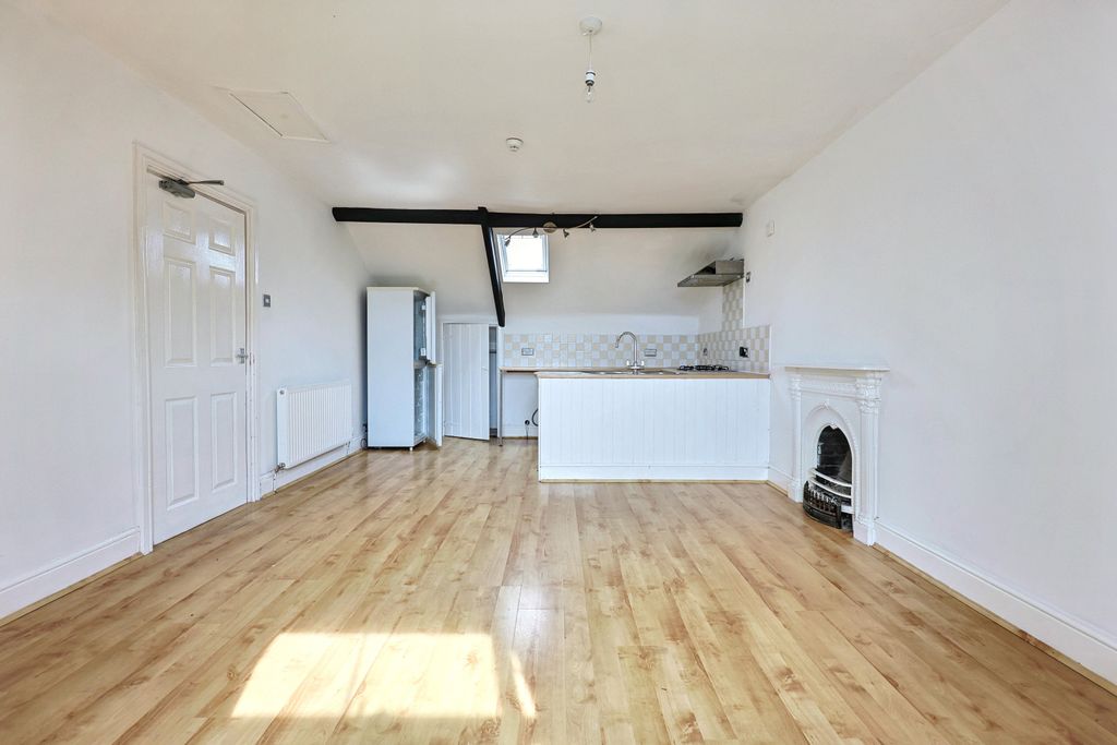Property photo 3 of 8 Lounge Kitchen