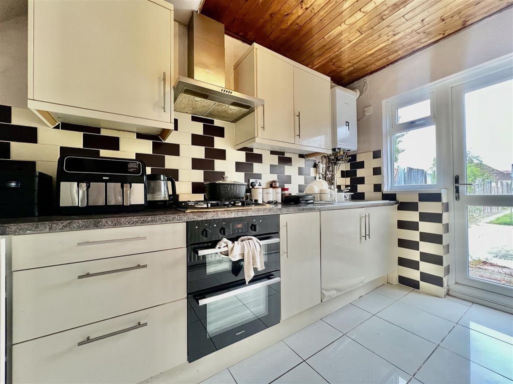 Property photo 3 of 11 Kitchen