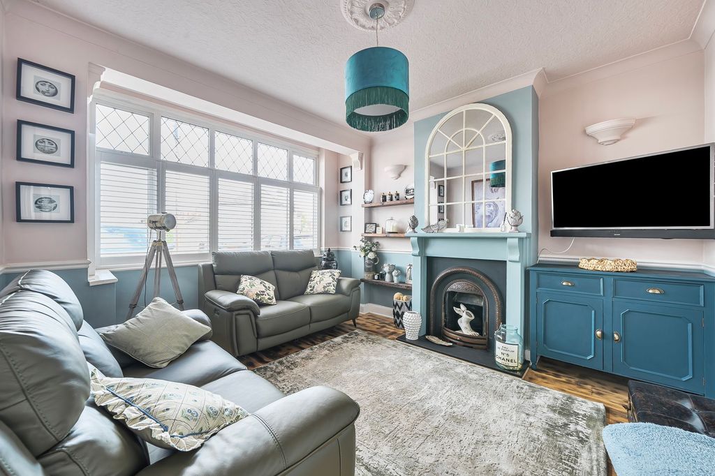 Property photo 2 of 18 Sparrow Farm Road, Epsom - Kt17 2Jl