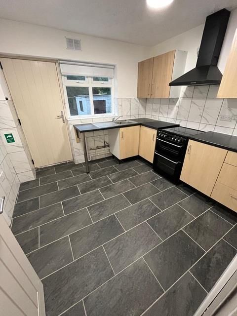 Property photo 3 of 9 Kitchen R.Jpg