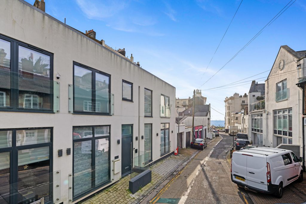 Property photo 1 of 20 Front (Exterior)