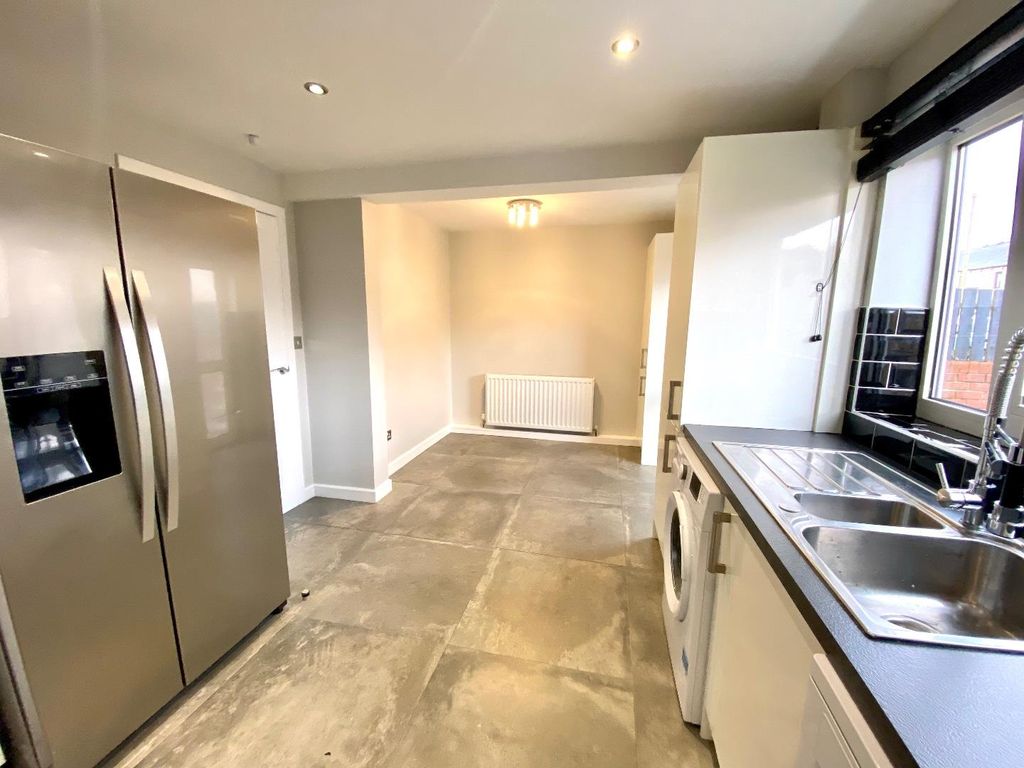 Property photo 2 of 17 Dining Kitchen