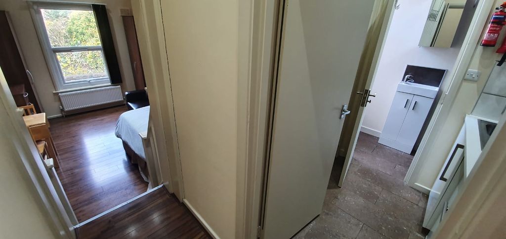 Property photo 3 of 7 A Bright Single Bedroom Featuring Wooden Flooring,...