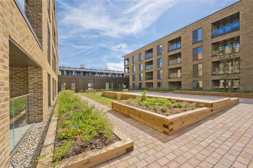 Property photo 1 of 9 Communal Gardens