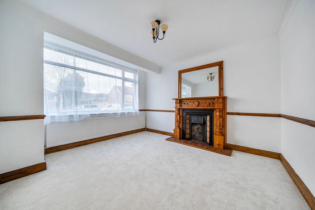 Property photo 3 of 19 Lounge