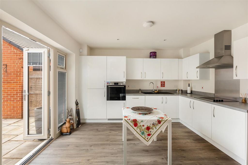 Property photo 2 of 14 5 Davies Road, Banbury-9.Jpg