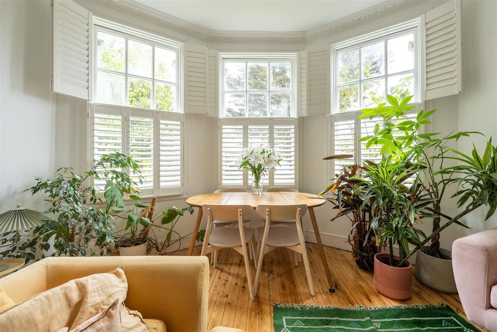 Property photo 3 of 23 Kingswood Road, E11