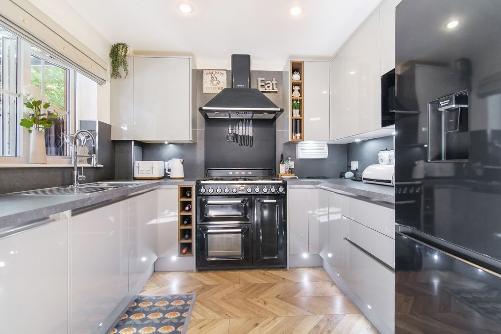 Property photo 3 of 18 Kitchen
