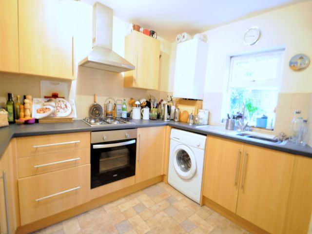 Property photo 2 of 7 Kitchen