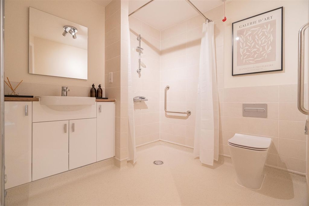 Additional image 6 of 2 bed flat for saleWilliam House, The Moors Berkshire RG19
