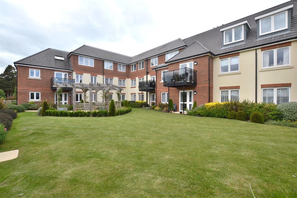 Property photo 1 of 15 Communal Gardens 2.Jpg