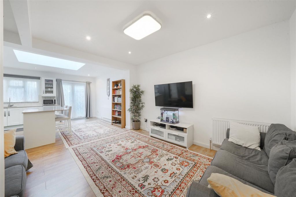 Property photo 2 of 11 45 Beaumont Avenue - N7Ytbjfnivmek42Qfcdb.Jpg