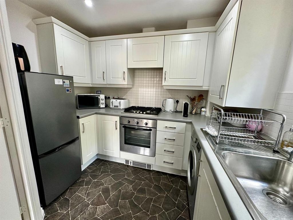 Property photo 3 of 10 Kitchen