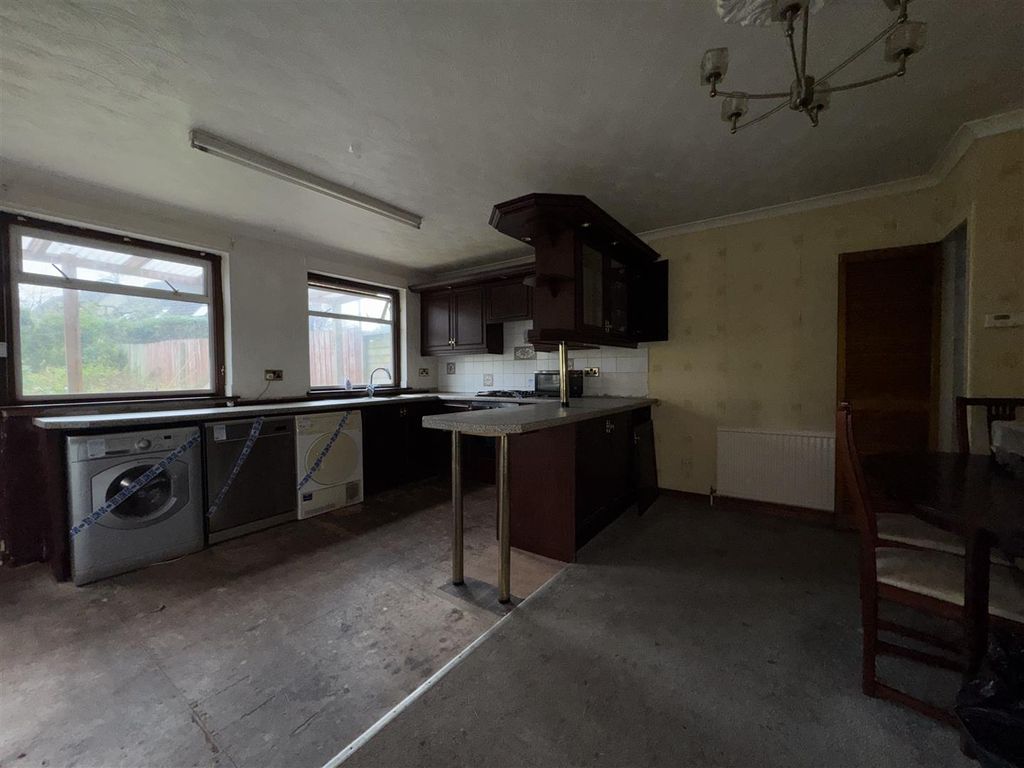 Property photo 2 of 6 Kitchen