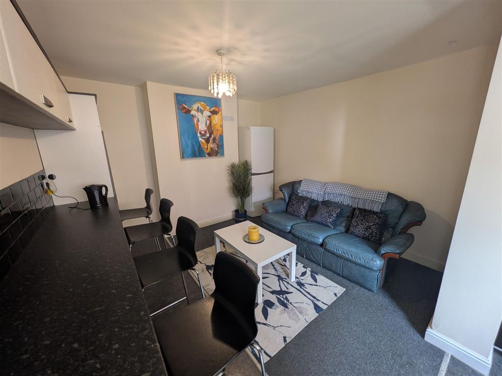 Property photo 2 of 17 Lounge