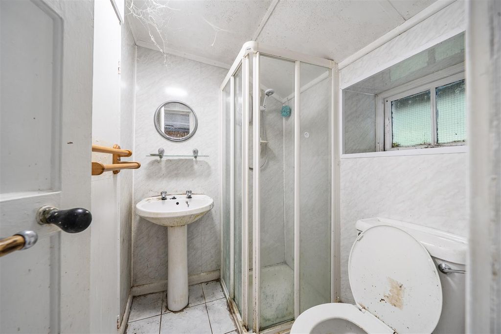 Property photo 3 of 10 Bathroom