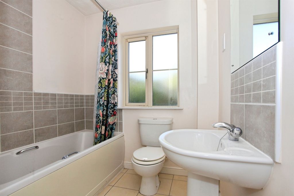 Property photo 3 of 17 Bathroom