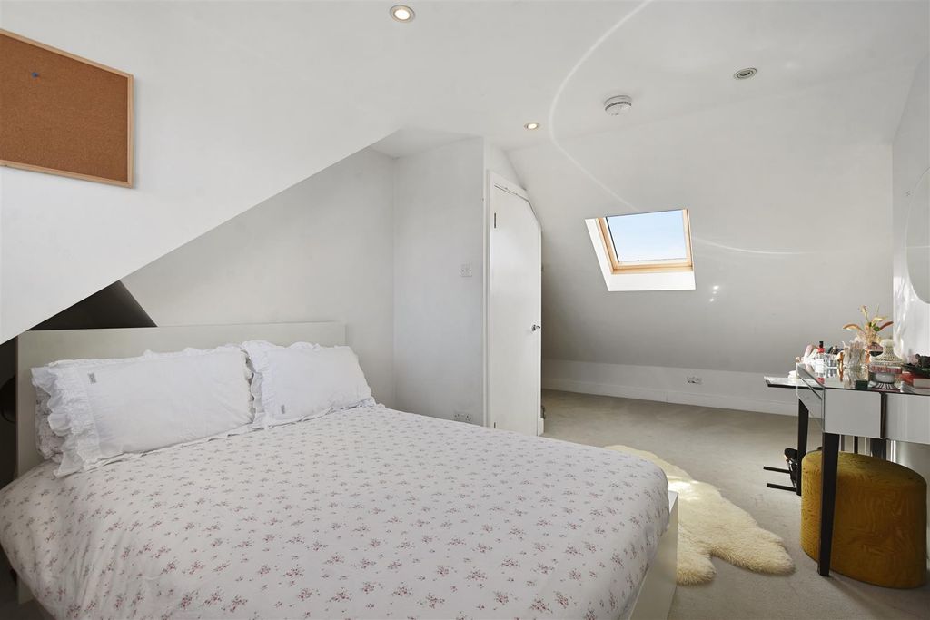 Property photo 2 of 15 Bedroom