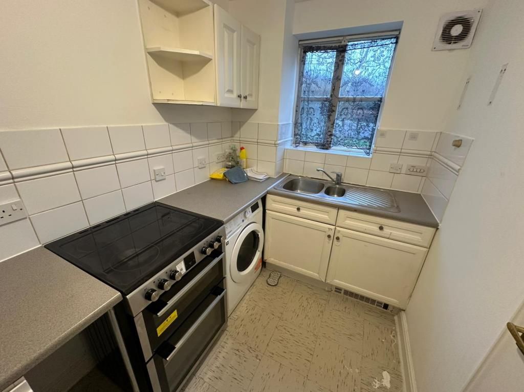 Property photo 3 of 8 Kitchen