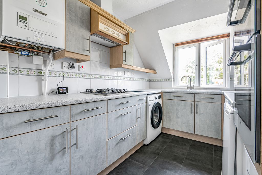 Property photo 3 of 10 Kitchen