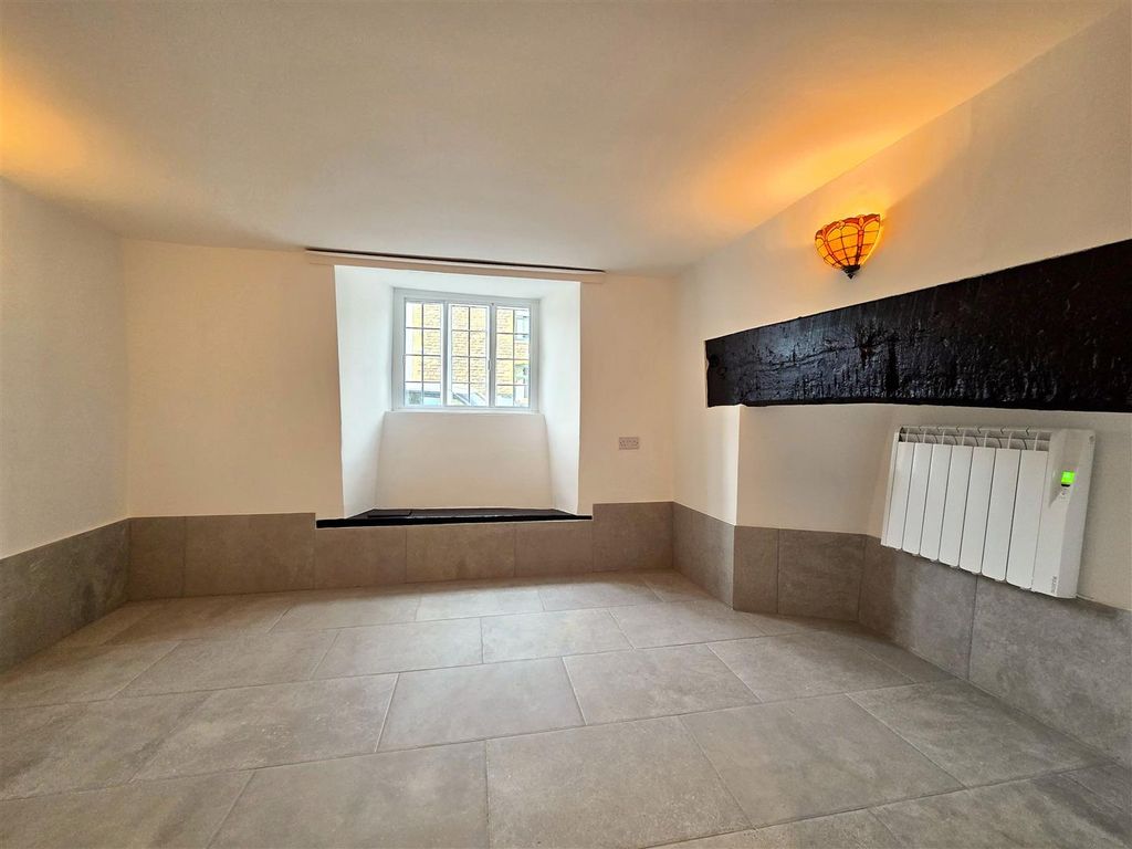 Property photo 3 of 11 2 Almshouses - Lounge.Jpg