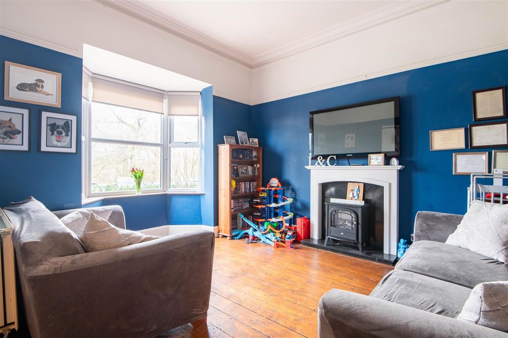 Property photo 2 of 18 Lounge