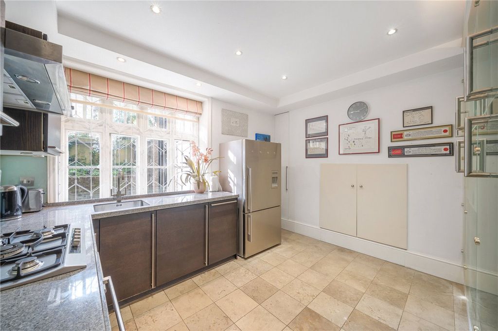 Property photo 3 of 19 Kitchen