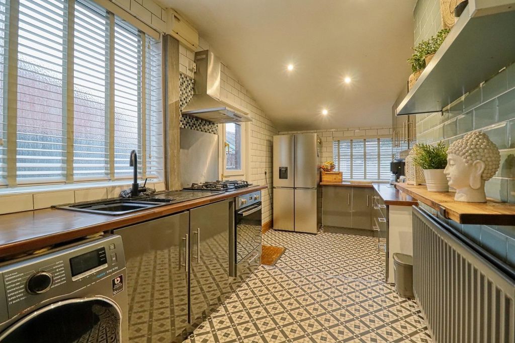 Property photo 3 of 19 Kitchen