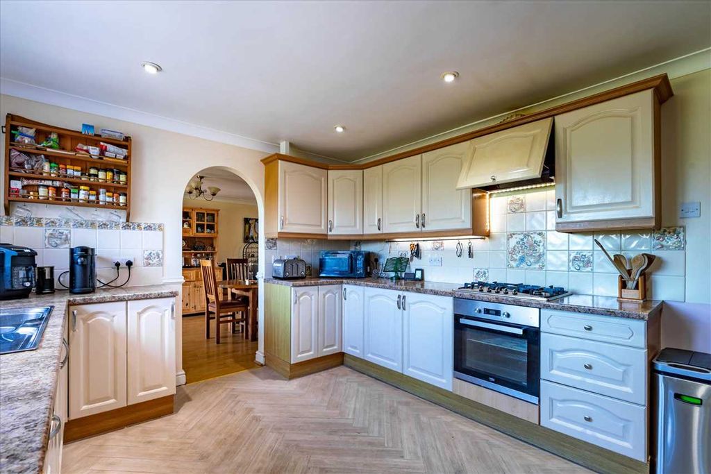 Property photo 3 of 33