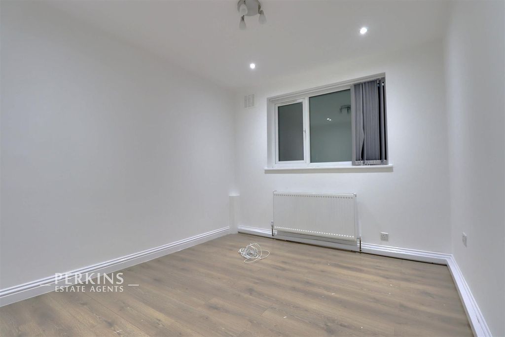 Property photo 3 of 9 Bed 2.Jpg