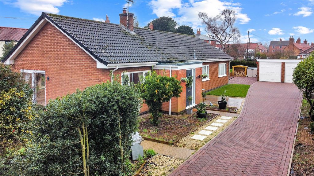 Property photo 1 of 30 Front Aspect 488