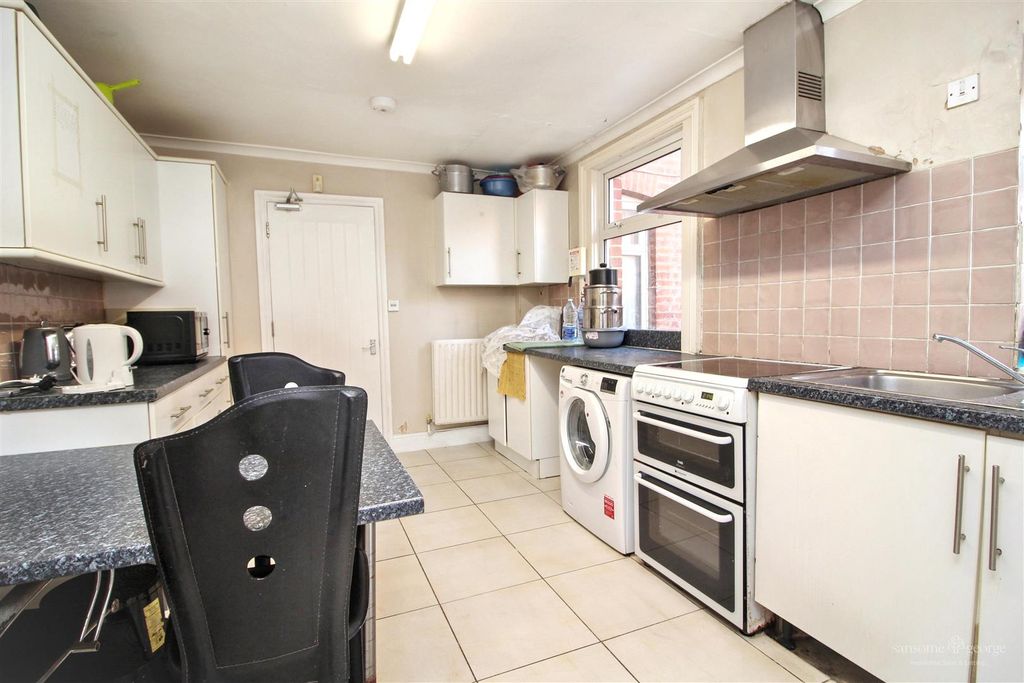 Property photo 3 of 18 Kitchen