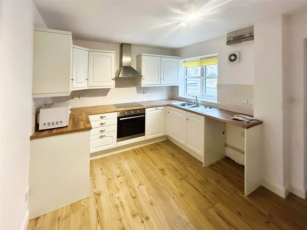 Property photo 2 of 8 Kitchen