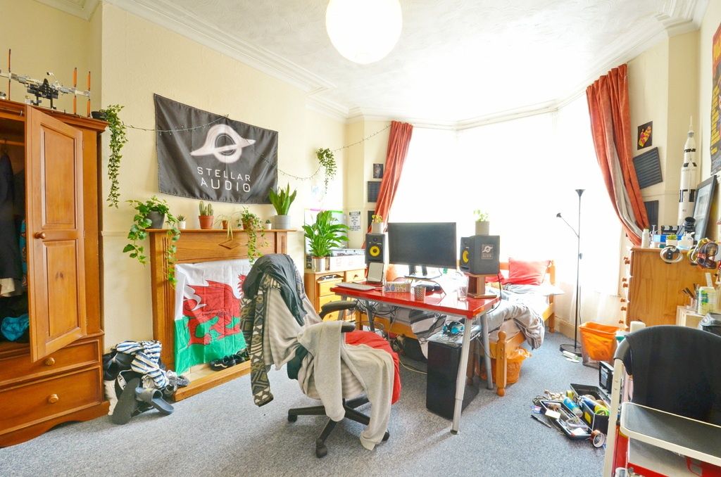Property photo 1 of 10 Bright, Characterful Living Room With A Large Bay ...