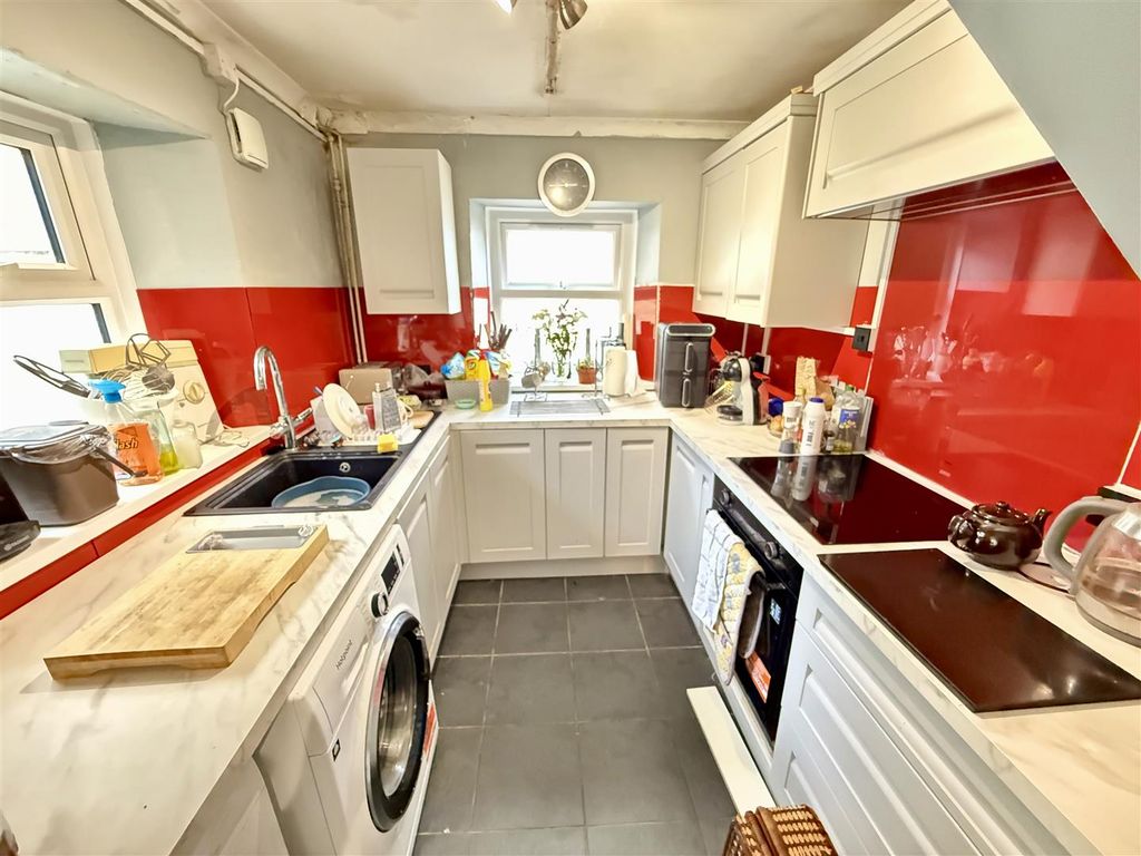 Property photo 3 of 33 Kitchen