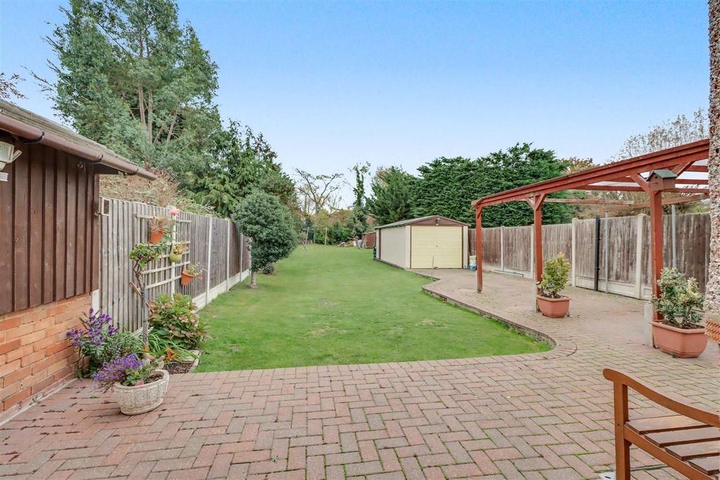 Property photo 3 of 19 52 Runwell Road Inside-12.Jpg