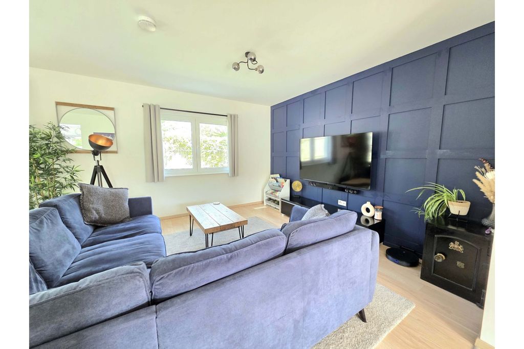 Property photo 3 of 18 Lounge