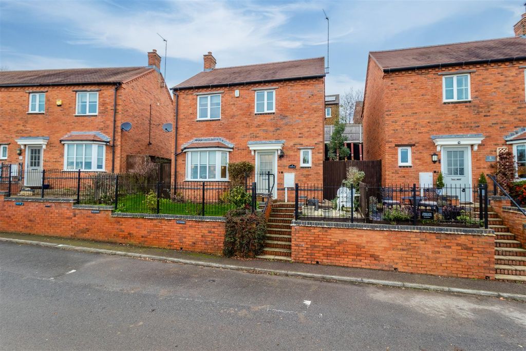 Property photo 1 of 32