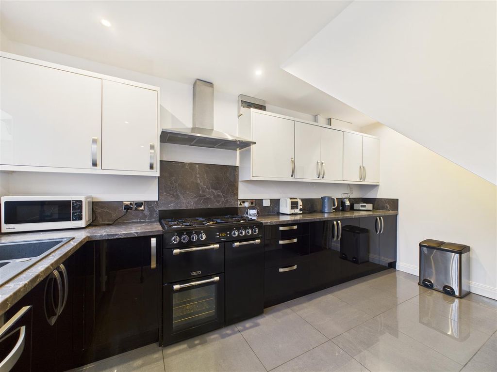 Property photo 2 of 13 Cam03303G0-Pr0295-Still007.Jpg