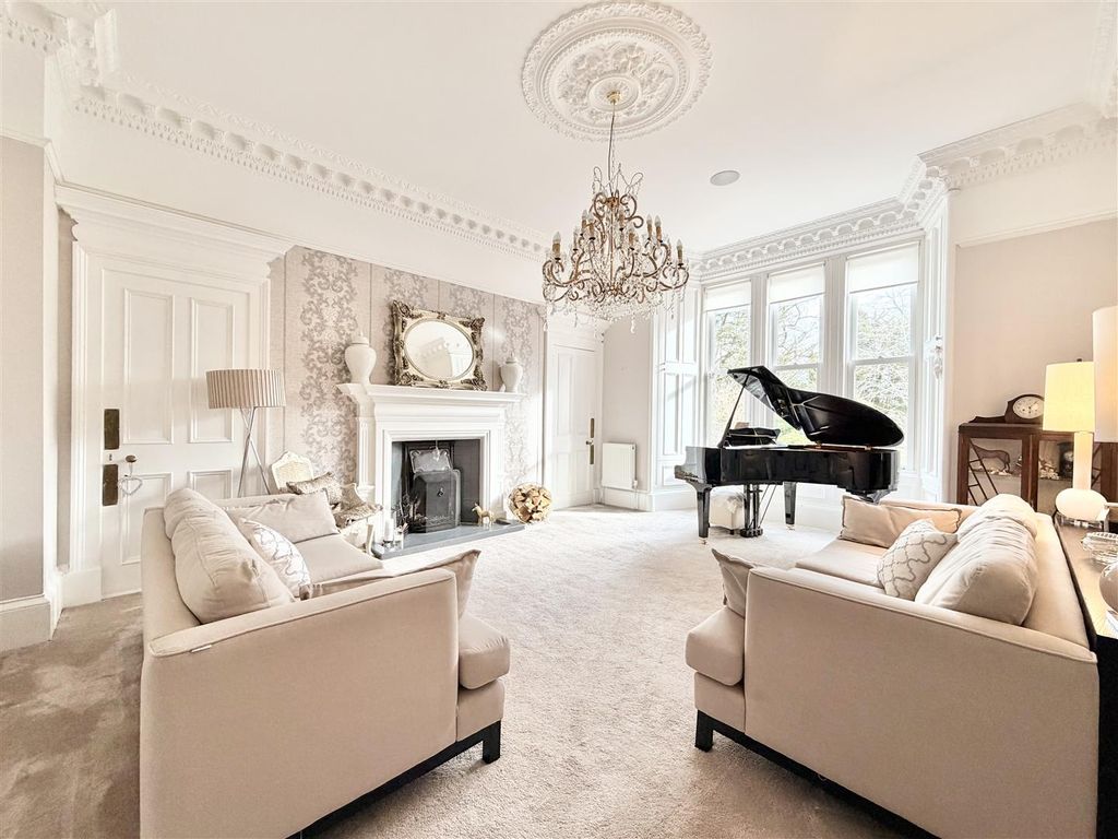 Property photo 2 of 61 Lounge