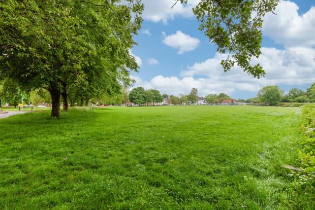 Property photo 2 of 11 Sunnymead Park