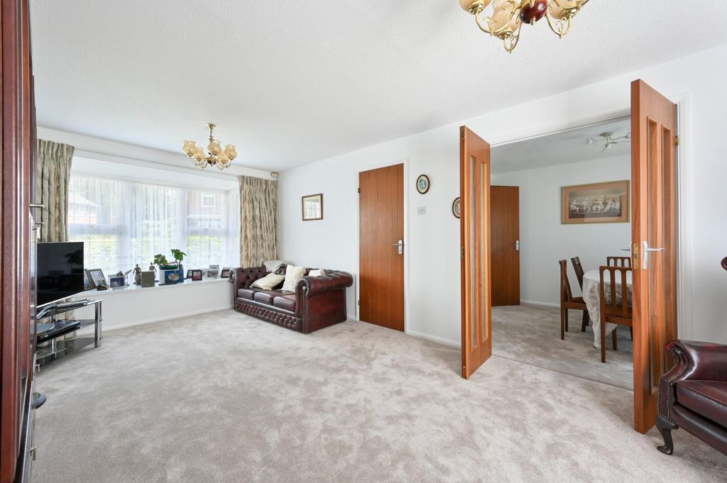 Property photo 2 of 20 Northcliffe Close